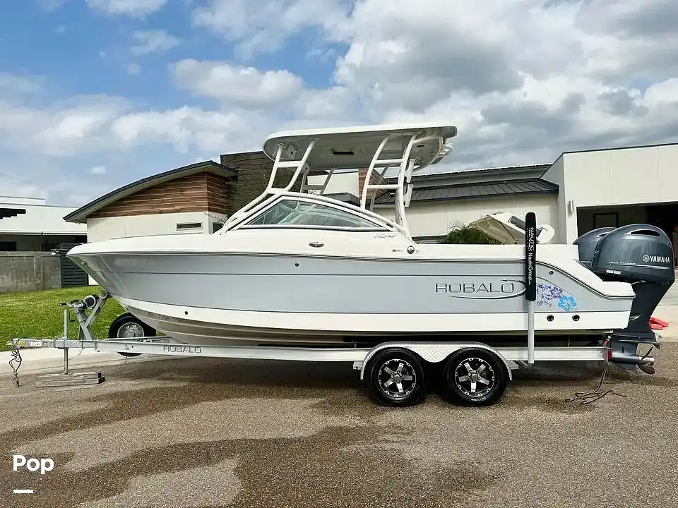 2019 Robalo r247