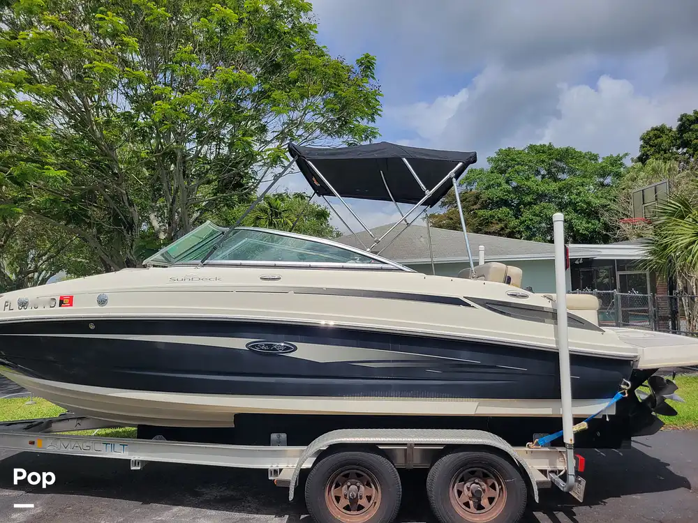 2010 Sea Ray 220 sundeck