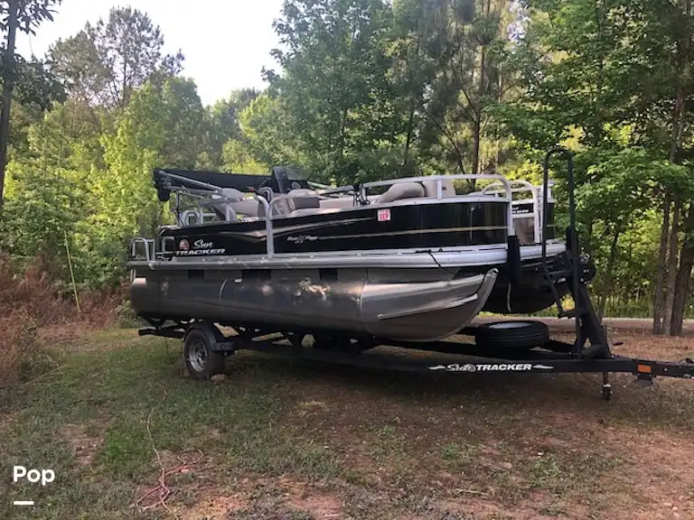 2021 Sun Tracker 20 dlx party barge